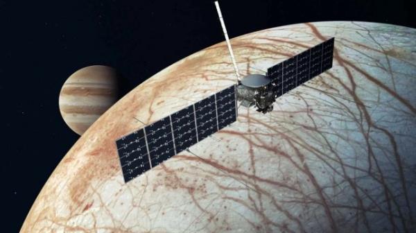 一幅NASA的插图，展示了Europa Clipper宇宙飞船飞过木星的卫星木卫二